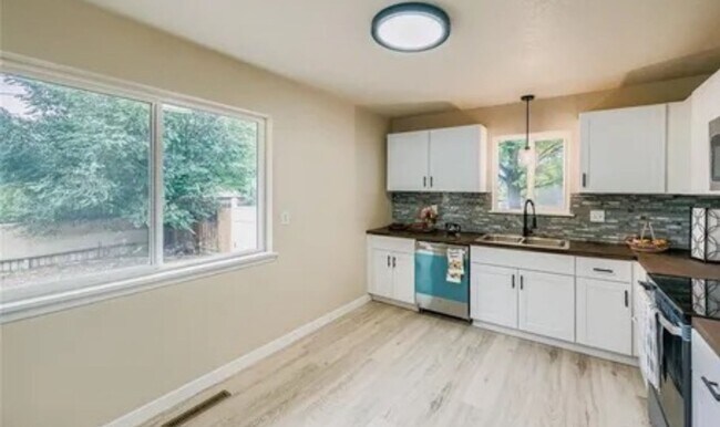 Foto del edificio - Spacious 5 bedroom, 2 ba, large basement with additional kitchen & private entry