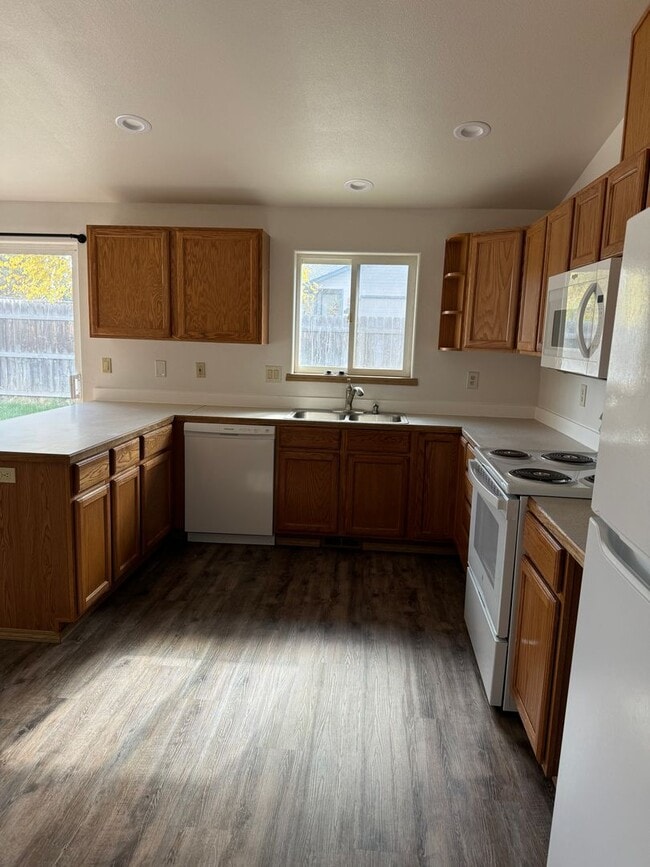 Building Photo - Cute updated Duplex in SW Redmond