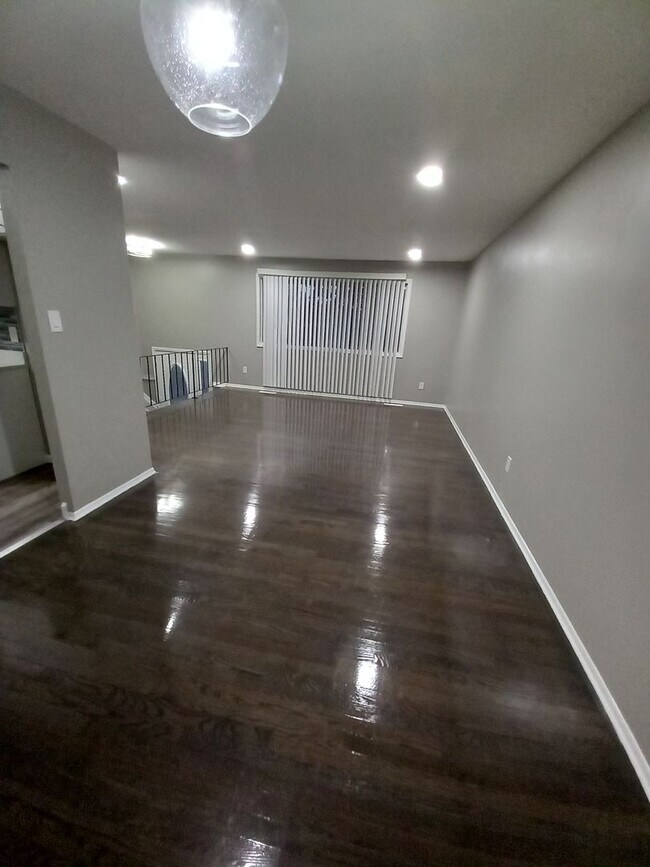Foto del edificio - Stunning 3 Bedroom Bi-Level Home
