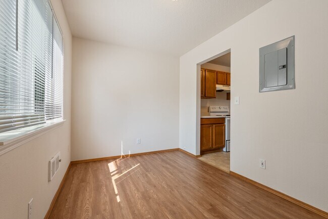 Building Photo - Spacious 2-Bedroom Duplex in SE Portland