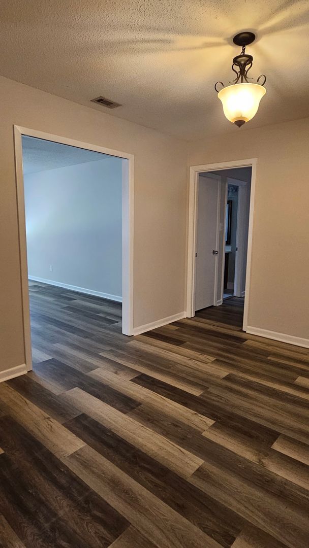 Building Photo - Recently Updated 3Bed 2 Bath House
