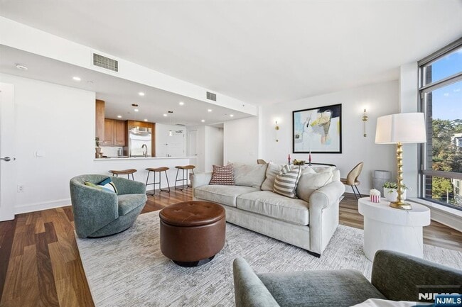 Foto del edificio - 8100 River Rd