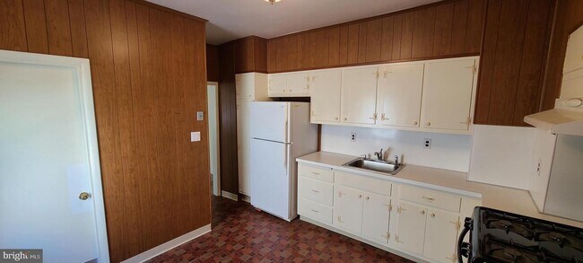 Building Photo - 402 Davisville Rd