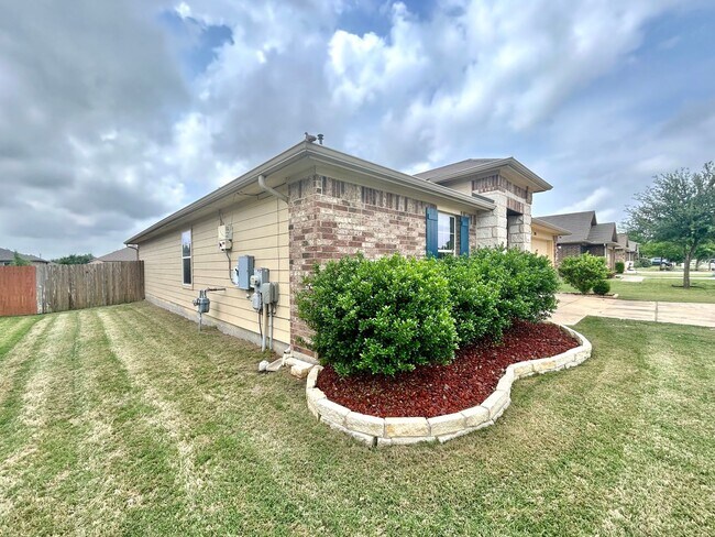 Foto del edificio - Stunning 3/BR 2/BA Home with Spacious Back...