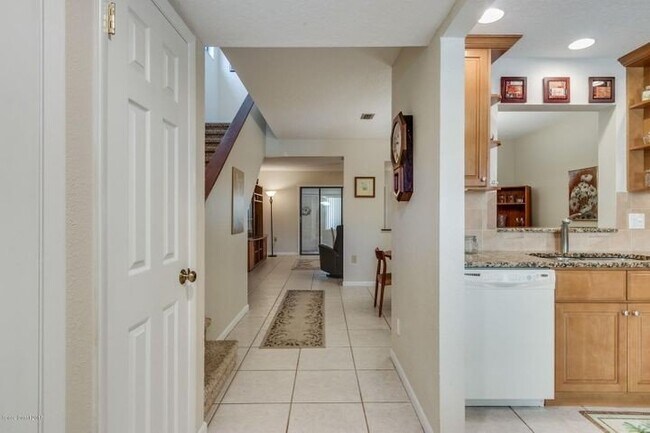 Foto del edificio - Beautiful Townhome Walking Distance to the...