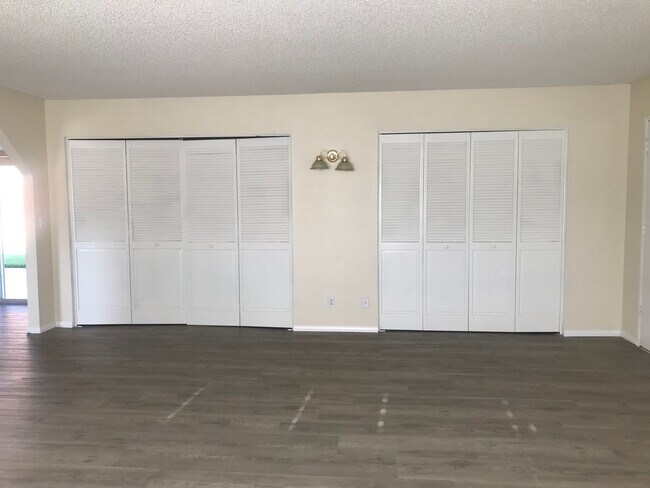 Building Photo - Grand Terrace Home with NEW  Paint