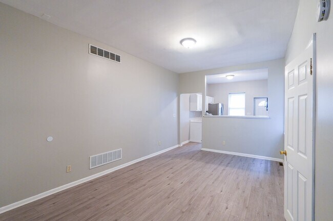 Foto del edificio - Newly renovated 6 bedroom 2.5 bath in Carroll Park Area