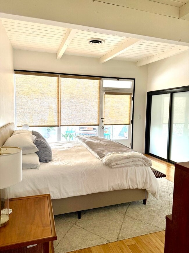 Foto del edificio - Charming Hollywood Hills–Adjacent 2BR Home w/ Garage | Prime 90046 Location