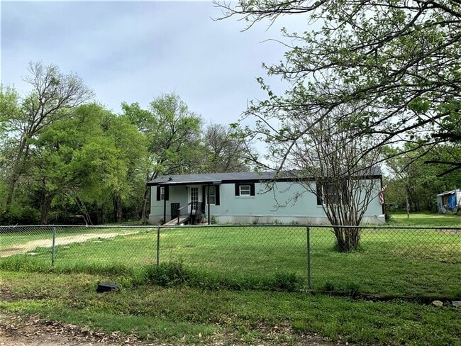Building Photo - Great Country Living Near the City