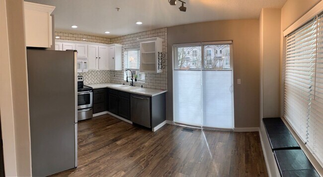 Building Photo - $2,450 - Customized Three-Story Townhome, ...