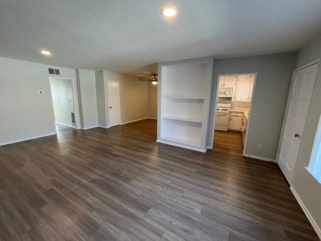 Interior Photo - 18400 Prairie Street