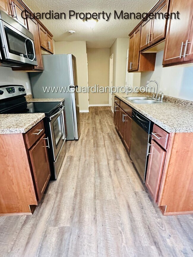 Building Photo - North Brooklyn Park Town Home, Dedicated Office, 2 Car Garage, Washer/Dryer, Front Patio