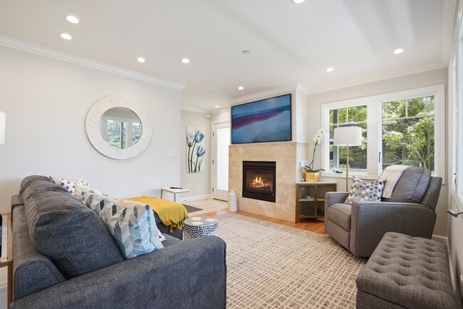 Living room, gas fireplace - 503 North St