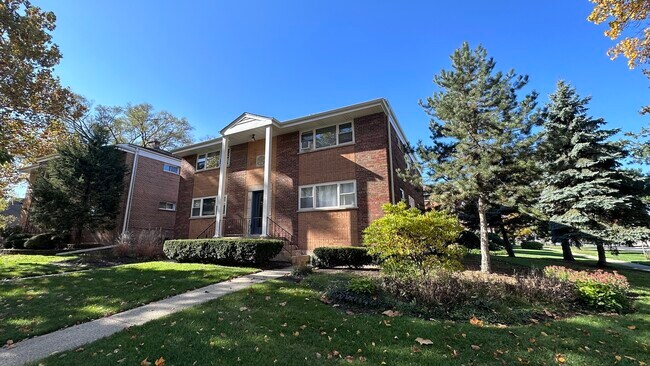 Building Photo - 106 S Kenmore Ave
