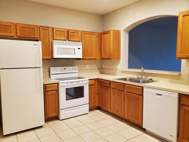 Building Photo - 2013 Oakhurst Way