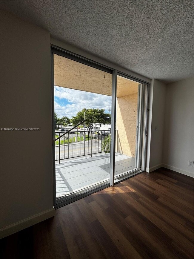 Foto del edificio - 1465 NE 123rd St
