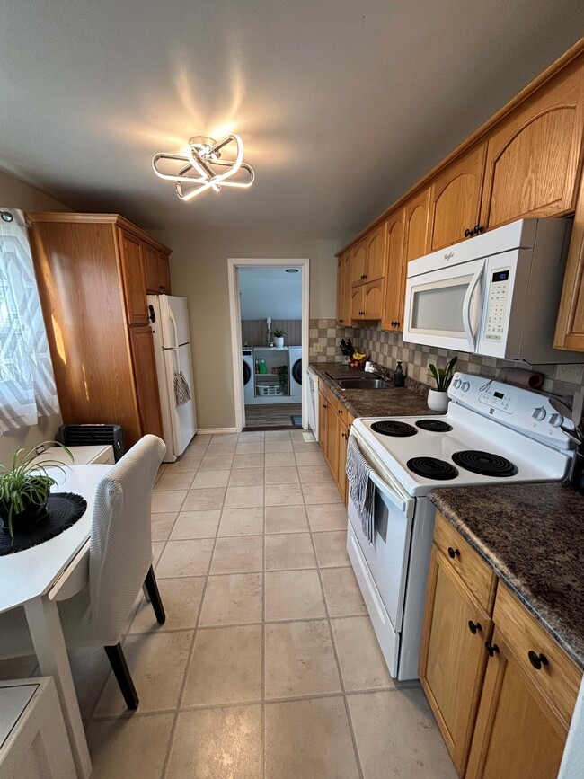 Building Photo - 568 Cromwell St