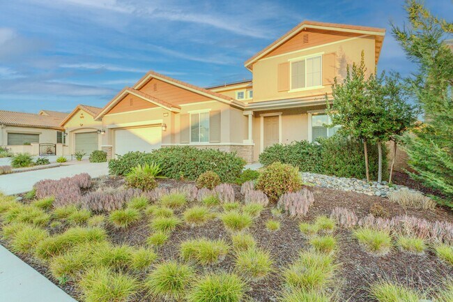 Foto del edificio - HUGE, 5 BED, 3 BATH + LOFT + OFFICE ~ BEAU...