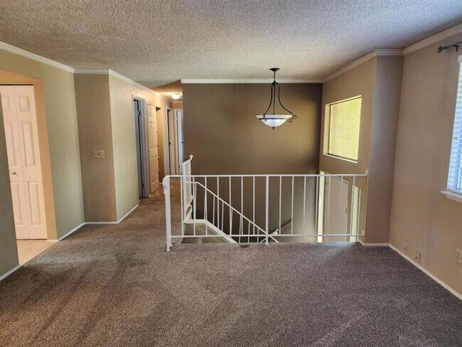 Building Photo - Beautiful 3 Bed 1.5 Bath Tri-Level home in...