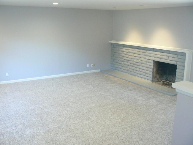 Building Photo - 737 Calabria Dr