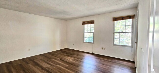 Foto del edificio - 130 Fort Evans Rd SE