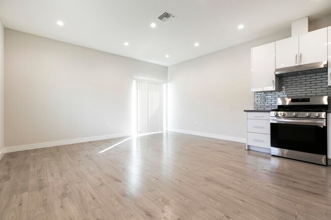 Foto del edificio - 9156 Morehart Ave