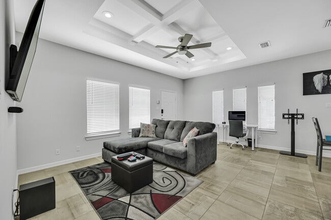 Building Photo - 708 E La Cantera Ave