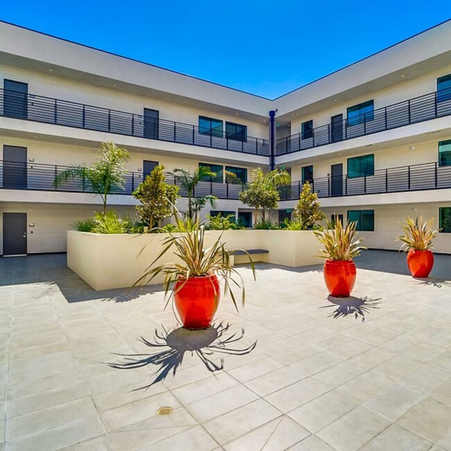 Building Photo - 7223 Tyrone Ave
