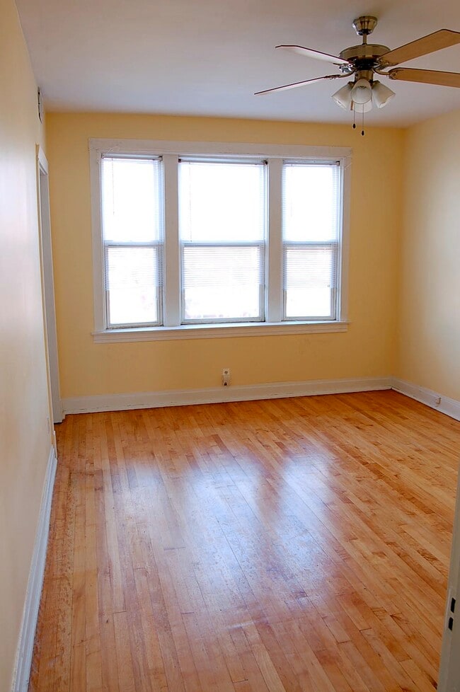 Building Photo - 3144 N Ridgeway Ave