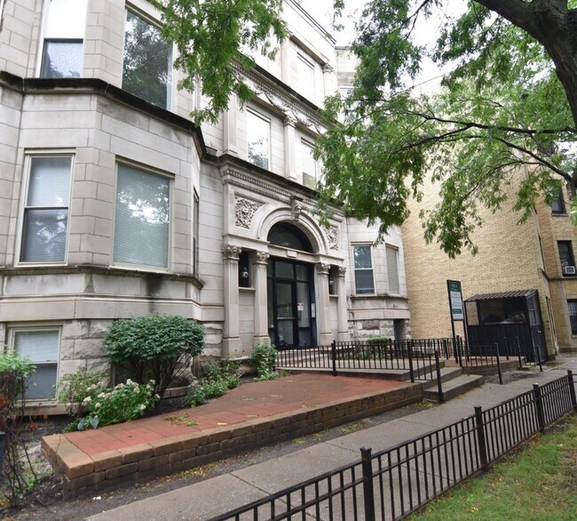 Building Photo - 654 W Roscoe St