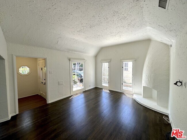 Foto del edificio - 9019 Rosewood Ave