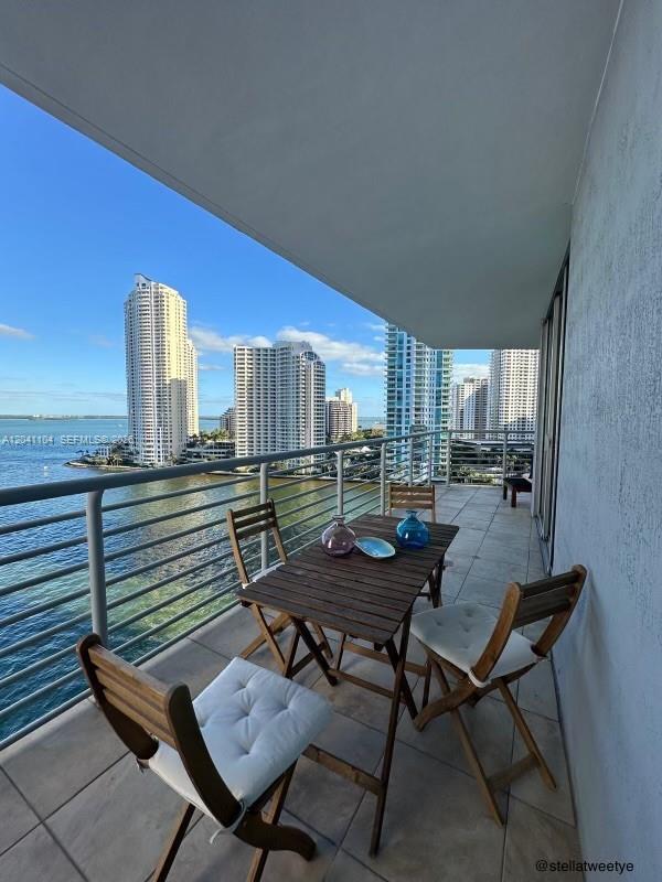 Foto del edificio - 325 S Biscayne Blvd