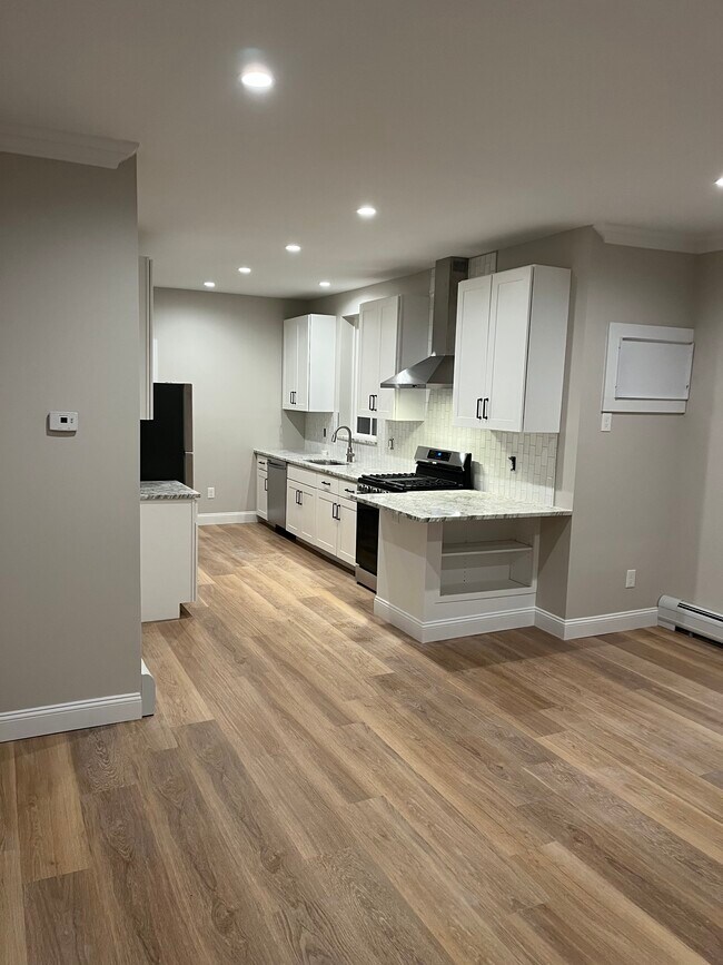 sala de estar con vista a la cocina - 330 Westwood Ave