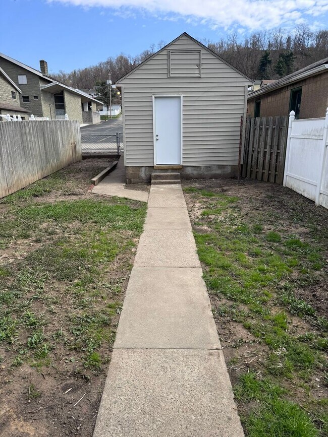 Foto del edificio - Gorgeous Fully Renovated 4-Bed 1-Bath House In Christy Park!!!