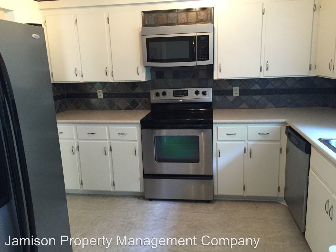 Building Photo - 106 Pinetree Dr