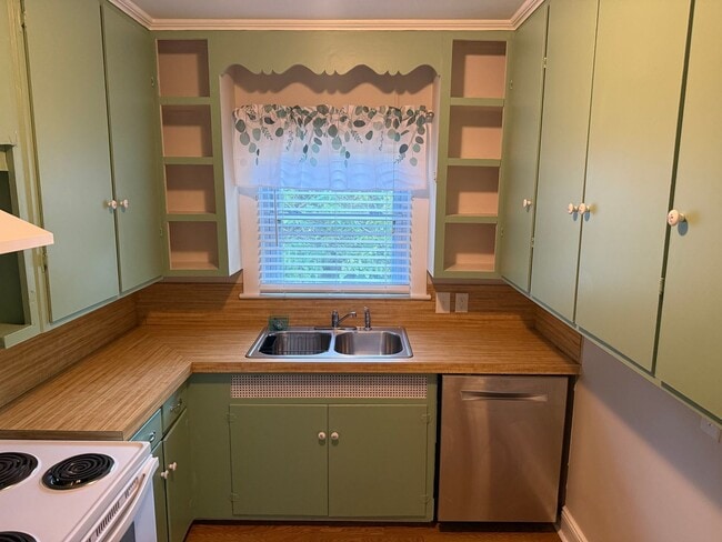 Building Photo - 2 Bedroom Salisbury Home