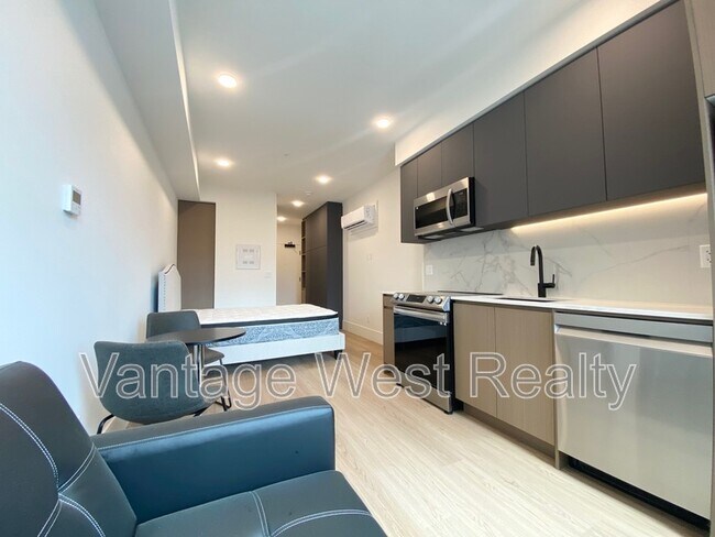 Building Photo - 423-720 K.l.o. Rd
