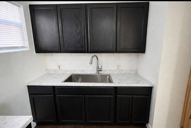 Building Photo - Adorable and fully remodeled 3 bedroom home!