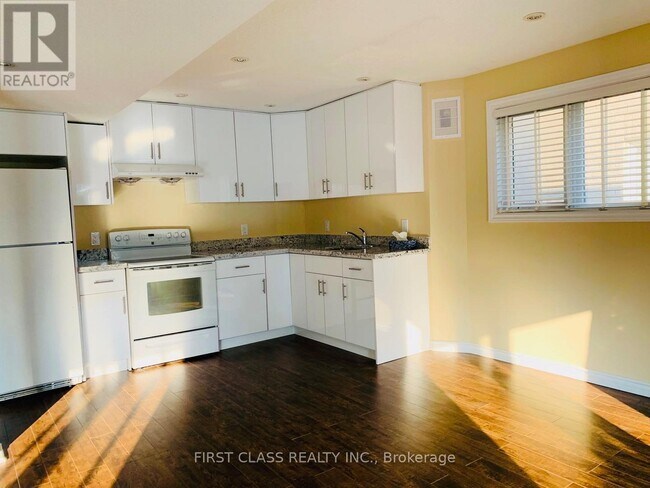 Building Photo - 2558 Nichols Dr