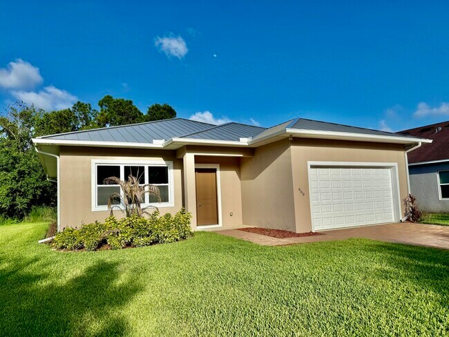 Building Photo - 660 NE Moss Rose Pl