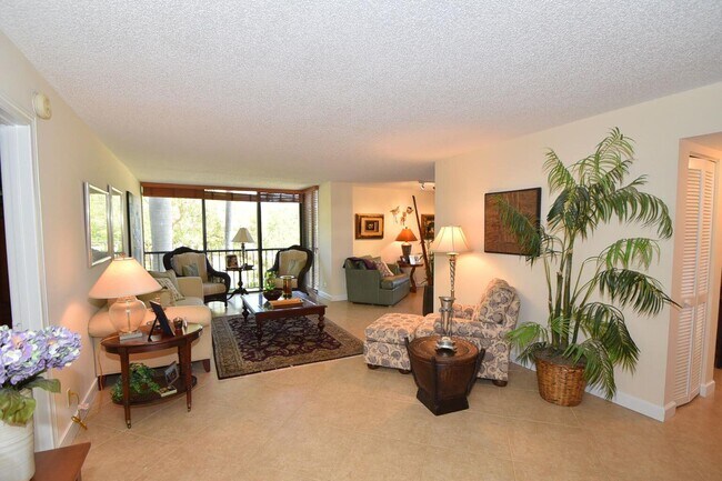 Foto del edificio - 7819 Lakeside Blvd
