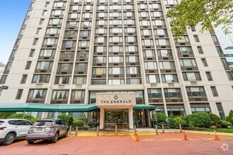 Building Photo - 45 River Dr S