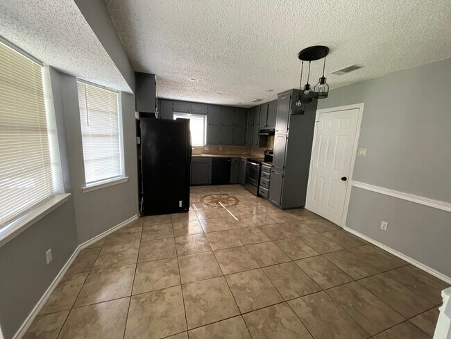 Building Photo - 5712 Twin Oaks Dr