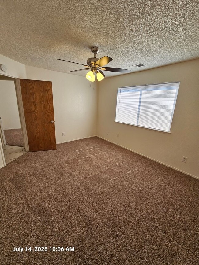 Foto del edificio - 1673 E Eastbrook Ave