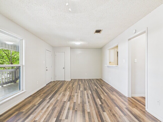 Foto del edificio - 2/1 Upstairs Unit Ready Now