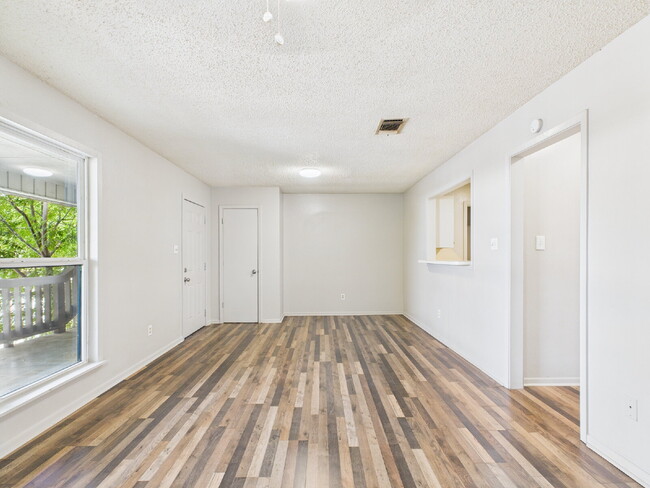 Building Photo - 2/1 Upstairs Unit Ready Now