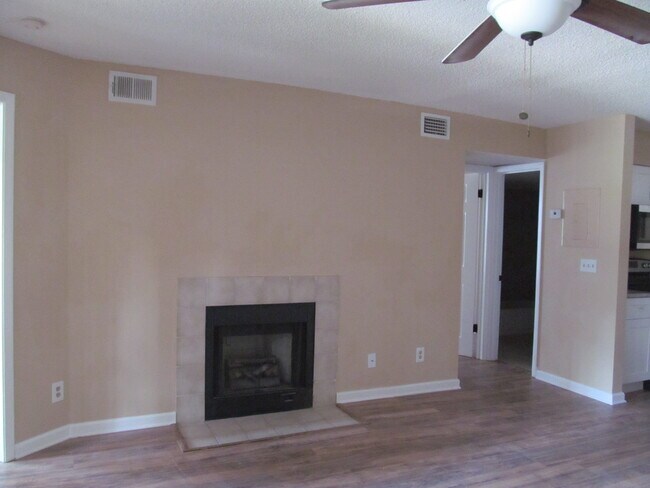 Building Photo - 390 Lake Placid Ct