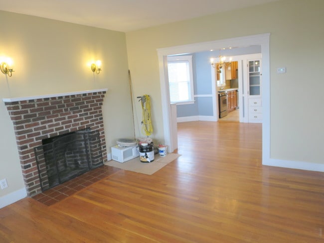 Building Photo - 1098 Fellsway