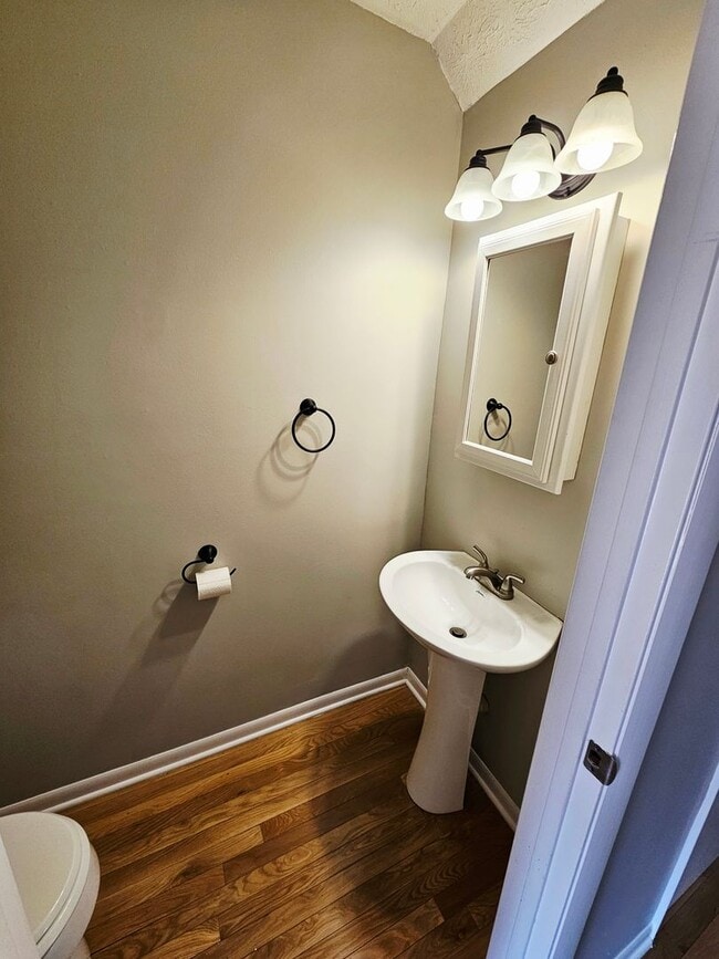Foto del edificio - MOVE-IN READY! 2BR Townhome in Clintonville near OSU – W/D, Parking, Pet Friendly