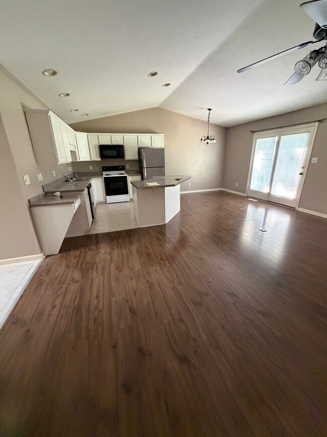 Foto del edificio - 5677 Maple Ln